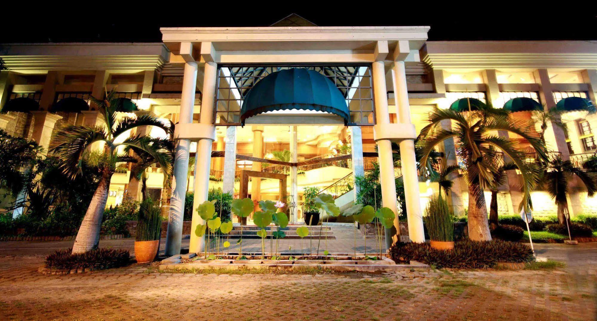 Bentani Hotel & Residence Cirebon Buitenkant foto